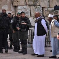 قوات الأمن الإسرائيلية تحرس بينما يتوجه المصلون المسلمون إلى الحرم القدسي لحضور صلاة الجمعة الأولى من شهر رمضان المبارك، في البلدة القديمة بالقدس، 24 مارس، 2023. (Ronaldo Schemidt / AFP)