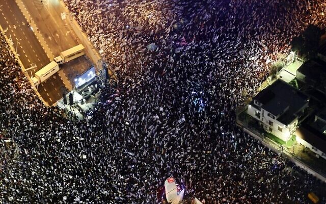 صورة تم التقاطها من الجو تظهر متظاهرين في تل أبيب ضد مشروع قانون الإصلاح القضائي للحكومة المثير للجدل، 25 مارس، 2023. (Ahmad Gharabli / AFP)