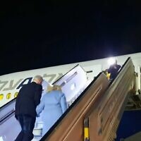 رئيس الوزراء بنيامين نتنياهو (يسار) وزوجته سارة يصعدان إلى طائرة قبل الإقلاع إلى لندن، 24 مارس 2023 (Amy Spiro / Times of Israel)