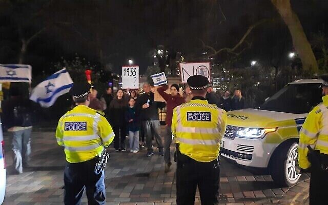 متظاهرون ضد الإصلاح القضائي خارج فندق سافوي في لندن، حيث يمكث رئيس الوزراء بنيامين نتنياهو، 25 مارس، 2023. (Amy Spiro / Times of Israel)