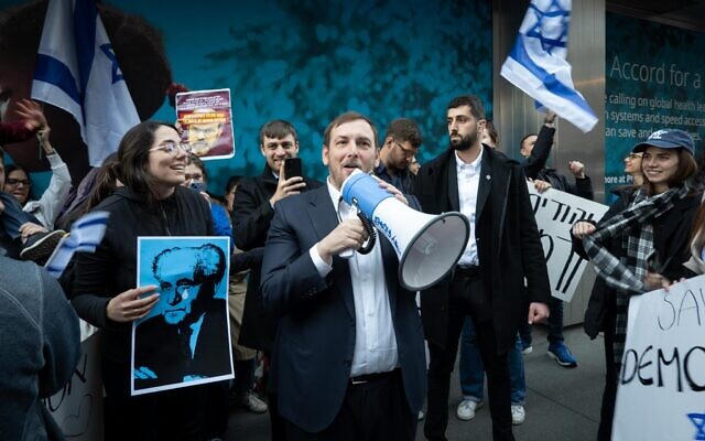 أساف زمير خارج القنصلية الإسرائيلية في مدينة نيويورك بعد وقت قصير من استقالته من منصب القنصل العام احتجاجا، 26 مارس، 2023. (Luke Tress / Times of Israel)