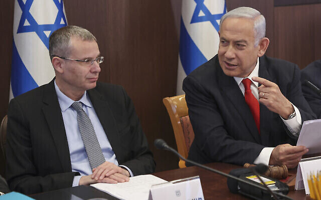 رئيس الوزراء بنيامين نتنياهو (يمين الصورة) يترأس الجلسة الأسبوعية للحكومة، إلى جانبه يجلس وزير العدل ياريف ليفين، في مكتب رئيس الوزراء في القدس، 5 مارس، 2023. (Gil Cohen-Magen / Pool / AFP)