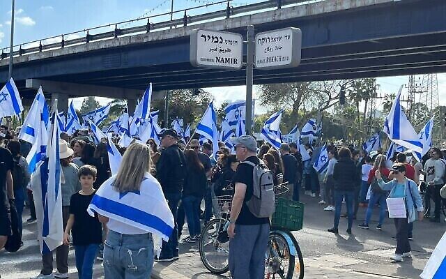 أولياء الأمور والأطفال يغلقون طريق نمير في تل أبيب أثناء الاحتجاجات ضد الإصلاح القضائي، 9 مارس، 2023. (Courtesy)