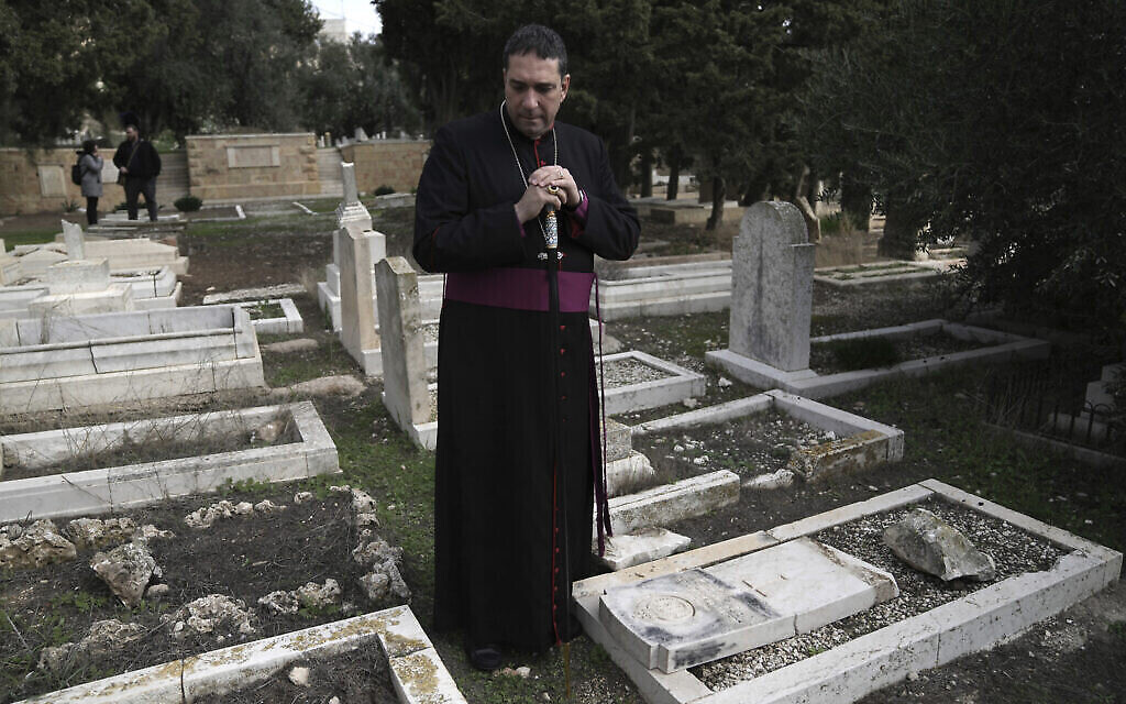 حسام نعوم، أسقف أنجليكاني فلسطيني، يقف حيث قام مجهولون بتدنيس أكثر من 30 قبرا في مقبرة بروتستانتية تاريخية في جبل صهيون في القدس، 4 يناير، 2023. (AP Photo / Mahmoud Illean)