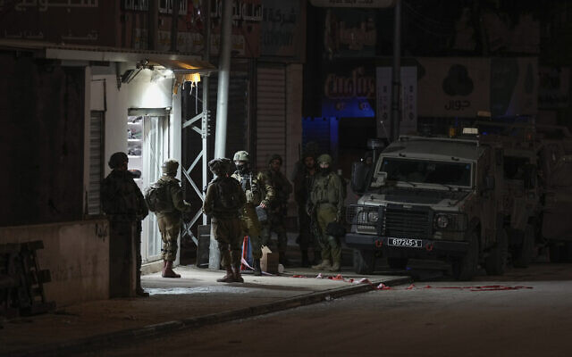 جنود اسرائيليون ينتشرون في موقع إطلاق مسلح فلسطيني النار على جنود في بلدة حوارة بالضفة الغربية، 25 مارس 2023 (AP Photo / Majdi Mohammed)