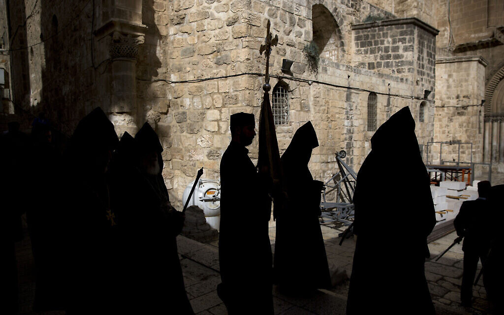 توضيحية: في هذه الصورة من 9 أكتوبر، 2016، قساوسة أرمن يصلون لحضور قداس الأحد في كنيسة القيامة أثناء أعمال الترميم فيها في البلدة القديمة بالقدس. (AP Photo / Oded Balilty)