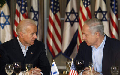 نائب الرئيس الأمريكي آنذاك جو بايدن، من اليسار، ورئيس الوزراء بنيامين نتنياهو، من اليمين، يتحدثان قبل عشاء في منزل رئيس الوزراء في القدس، 9 مارس، 2010. (AP Photo / Baz Ratner، Pool)