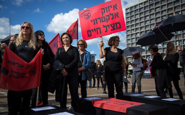 مظاهرة ضد العنف الأسري في إطار إضراب على مستوى البلاد، في تل أبيب، 4 ديسمبر  2018. اللافتة: "التتبع الإلكتروني [للجناة] ينقذ الأرواح" (Miriam Alster/Flash90)