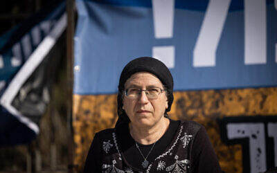 عضو الكنيست أوريت ستروك خلال مظاهرة ضد هدم مبان في بؤرة حومش الاستيطانية غير القانونية، خارج مكتب رئيس الوزراء في القدس، 9 يناير 2022 (Yonatan Sindel / Flash90)