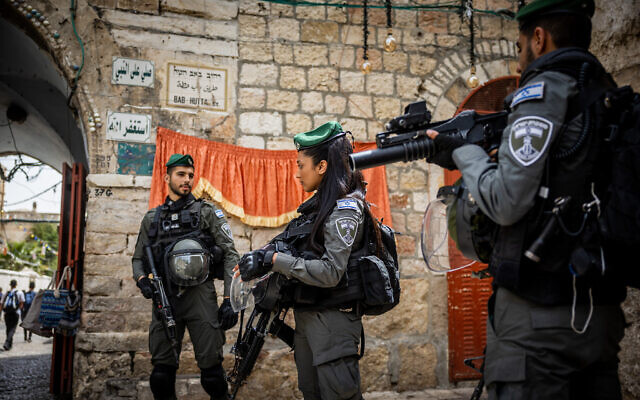 عناصر حرس الحدود يحرسون مدخل المسجد الأقصى في البلدة القديمة في القدس، 19 أبريل 2022 (Yonatan Sindel / Flash90)