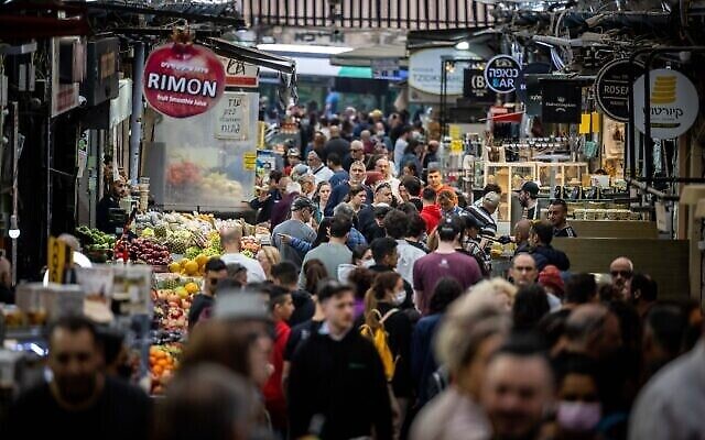 توضيحية: أشخاص يتسوقون في سوق محانيه يهودا في القدس، خلال عطلة عيد الفصح اليهودي، 19 أبريل، 2022. (Yonatan Sindel / Flash90)
