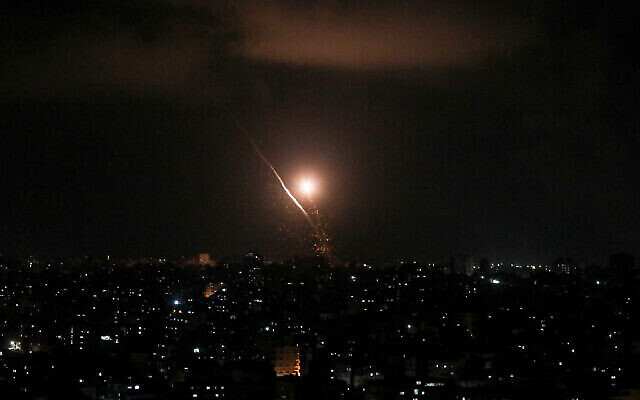 ملف: حركة الجهاد الإسلامي تطلق صواريخ باتجاه إسرائيل من قطاع غزة ، 5 أغسطس، 2022. (Attia Muhammed / Flash90)