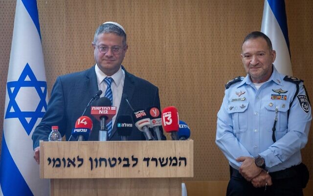 وزير الأمن القومي إيتمار بن غفير (يسار) ورئيس الشرطة كوبي شبتاي خلال مؤتمر صحفي في وزارة الأمن القومي في القدس، 24 يناير 2023 (Yonatan Sindel / Flash90)