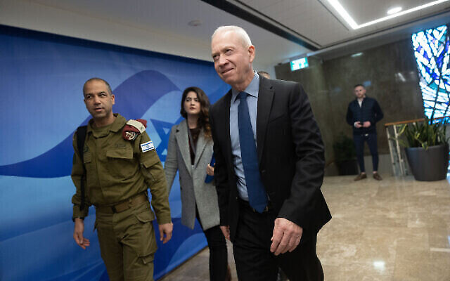 وزير الدفاع يوآف غالانت يصل إلى اجتماع حكومي في مكتب رئيس الوزراء في القدس، 29 يناير، 2023. (Yonatan Sindel / Flash90)