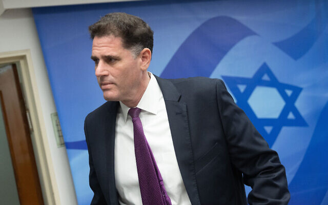 وزير الشؤون الاستراتيجية رون ديرمر يصل الى الاجتماع الاسبوعي لمجلس الوزراء في مكتب رئيس الوزراء في القدس، 29 يناير 2023 (Yonatan Sindel / Flash90)