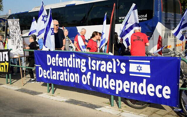 جنود احتياط في الجيش الإسرائيلي يتظاهرون ضد الإصلاح القضائي الذي تخطط له الحكومة، في رمات أبيب، 1 مارس، 2023. (Avshalom Sassoni / Flash90)