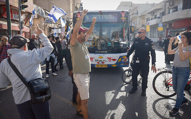إسرائيليون يحتجون على الإصلاح القضائي المخطط له، في جنوب تل أبيب، 1 مارس، 2023. (Erik Marmor / Flash90)