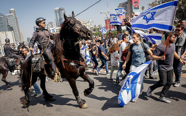 تصادم الشرطة مع متظاهرين أثناء احتجاجهم على الإصلاح القضائي الذي تخطط له الحكومة، في تل أبيب، 1 مارس 2023. (Erik Marmor / Flash90)