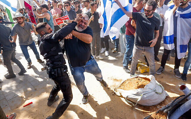 متظاهرون يشتبكون مع الشرطة أثناء احتجاجهم على الإصلاح القضائي الذي تخطط له الحكومة، في تل أبيب، 1 مارس، 2023. (Erik Marmor / Flash90)