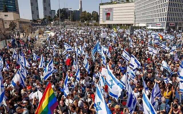 متظاهرون يغلقون طريقا ويشتبكون مع الشرطة أثناء احتجاجهم على الإصلاح القضائي الذي تخطط له الحكومة، في تل أبيب، 1 مارس، 2023. (Erik Marmor / Flash90)