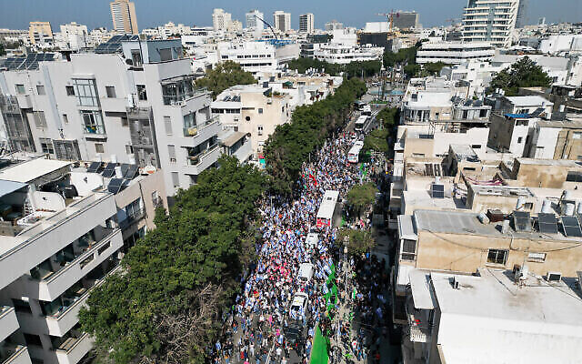 إسرائيليون يحتجون على الإصلاح القضائي المخطط له في جنوب تل أبيب، 1 مارس، 2023. (Erik Marmor / Flash90)