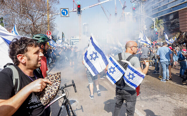 متظاهرون يغلقون طريقا ويشتبكون مع الشرطة التي استخدمت الغاز المسيل للدموع احتجاجا على الإصلاح القضائي المزمع للحكومة، في تل أبيب، 1 مارس، 2023. (Erik Marmor / Flash90)