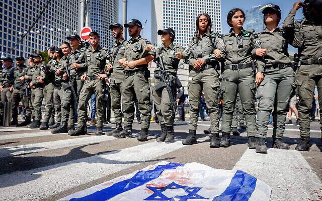 الشرطة تواجه متظاهرين يحتجون على الإصلاح القضائي الذي تخطط له الحكومة، في تل أبيب، 1 مارس، 2023. (Erik Marmor / Flash90)