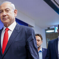 رئيس الوزراء بنيامين نتنياهو يصل إلى اجتماع لمجلس الوزراء في مكتب رئيس الوزراء في القدس، 5 مارس، 2023. (Marc Israel Sellem / Pool)