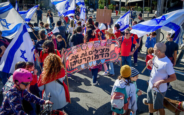 أولياء الأمور وأطفالهم يتظاهرون ضد الإصلاح القضائي المخطط للحكومة، في تل أبيب، 16 مارس، 2023. (Avshalom Sassoni / Flash90)