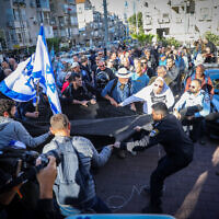 جنود احتياط ونشطاء إسرائيليون يتظاهرون ضد الإصلاح القضائي المخطط للحكومة الإسرائيلية، في مدينة بني براك، 16 مارس 2023 (Flash90)