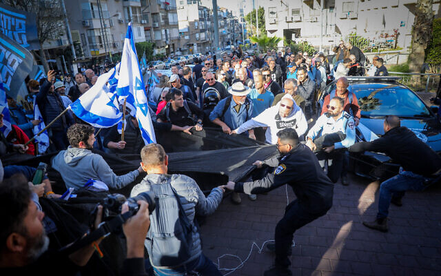 جنود احتياط ونشطاء إسرائيليون يتظاهرون ضد الإصلاح القضائي المخطط للحكومة الإسرائيلية، في مدينة بني براك، 16 مارس 2023 (Flash90)
