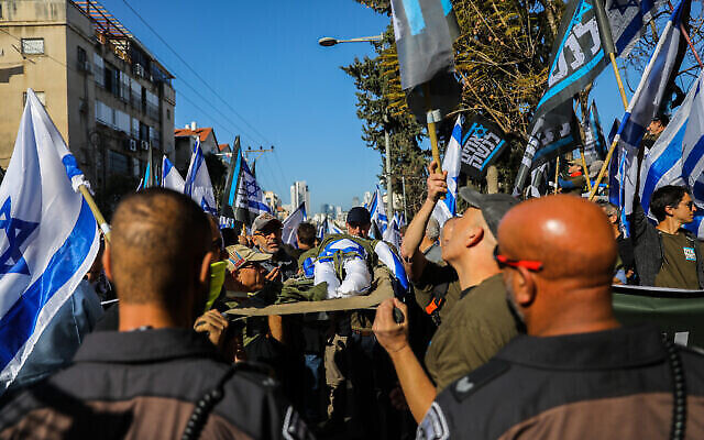 جنود احتياط ونشطاء إسرائيليون يتظاهرون ضد خطة الإصلاح القضائي التي تدفع بها الحكومة الإسرائيلية، في مدينة بني براك، 16 مارس، 2023. (Flash90)