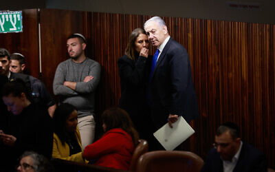 رئيس الوزراء بنيامين نتنياهو يحضر جلسة في قاعة اجتماعات الكنيست في القدس، 20 مارس 2023 (Erik Marmor / Flash90)