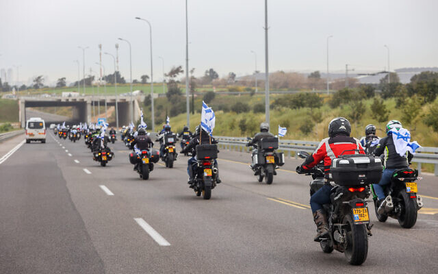 قافلة من الدراجات النارية تحمل الأعلام الإسرائيلية ضمن احتجاج على الإصلاح القضائي، في هرتسليا، 23 مارس 2023 (Yossi Aloni / Flash90)