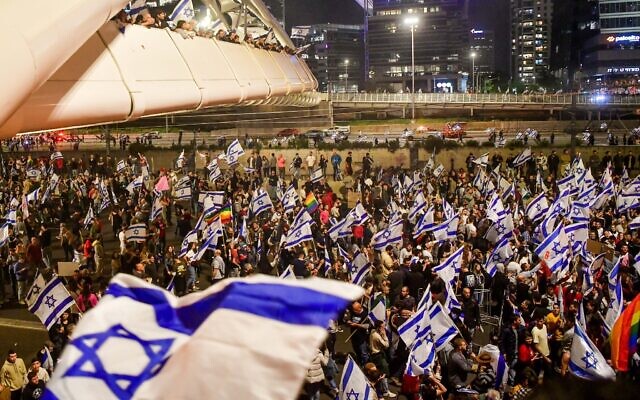 إسرائيليون يغلقون طريق أيالون السريع في تل أبيب خلال احتجاج على الإصلاح القضائي المخطط للحكومة الإسرائيلية، 26 مارس 2023 (Avshalom Sassoni / Flash90)