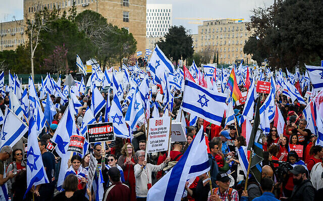 إسرائيليون يتظاهرون أمام الكنيست ضد الإصلاح القضائي الذي تخطط له الحكومة، في القدس، 27 مارس، 2023. (Arie Leib Abrams / Flash90)