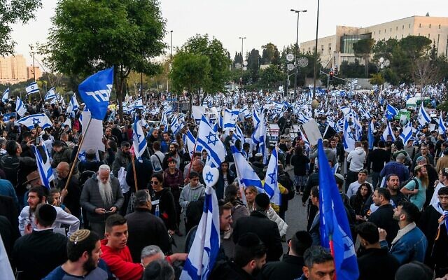 متظاهرون يشاركون في مسيرة لدعم الإصلاح القضائي الذي تخطط له الحكومة في القدس، 27 مارس 2023 (Arie Leib Abrams / Flash90)