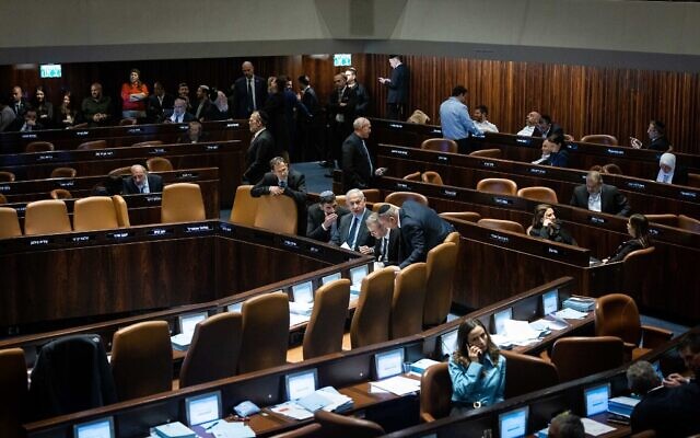 رئيس الوزراء بنيامين نتنياهو (وسط) في قاعة الكنيست، في القدس، 27 مارس 2023 (Yonatan Sindel / Flash90)