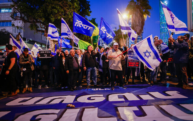 إسرائيليون يمينيون يشاركون في مسيرة لدعم الإصلاح القضائي للحكومة، في تل أبيب، 30 مارس 2023 (Erik Marmor / Flash90)
