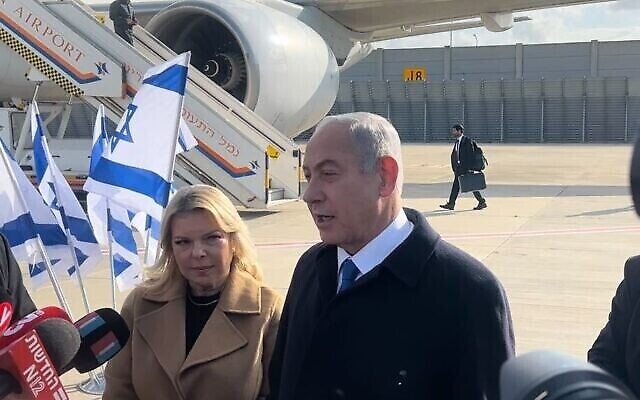 رئيس الوزراء بنيامين نتنياهو (يسار) وزوجته سارة قبل رحلة جوية من تل أبيب إلى باريس، 2 فبراير 2023 (Lazar Berman / Times of Israel)