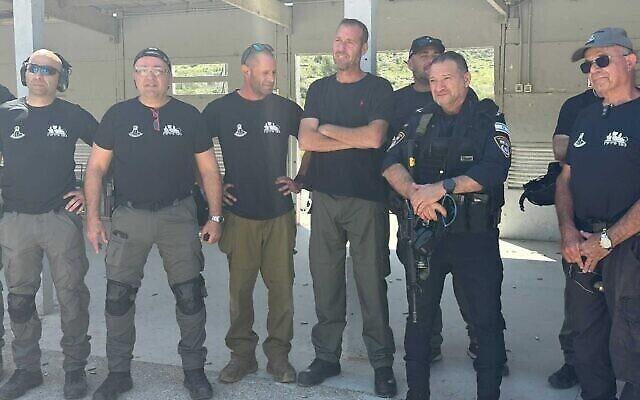 المفوض العام للشرطة الإسرائيلية كوبي شبتاي (الثاني من اليمين) يتحدث إلى ضباط في مركز تدريب للشرطة بالقرب من كفار سيركين ، في وسط إسرائيل، 17 مارس، 2023. (Israel Police)