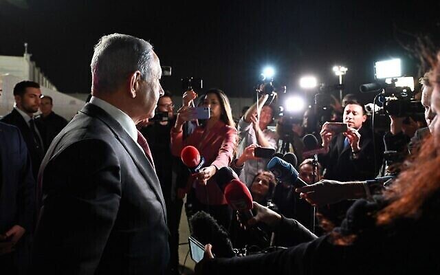 رئيس الوزراء بنيامين نتنياهو يتحدث إلى وسائل الإعلام قبل مغادرته إلى ألمانيا في 15 مارس، 2023. (Haim Zach / GPO)