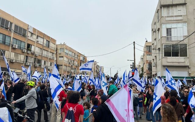 متظاهرون ضد الإصلاح القضائي في تل أبيب، 23 مارس 2023 (Courtesy)