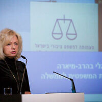 المستشارة القانونية غالي بهاراف-ميارا تتحدث خلال مؤتمر قانوني في حيفا، 12 يناير 2023 (Shir Torem / Flash90)