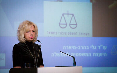 المستشارة القانونية غالي بهاراف-ميارا تتحدث خلال مؤتمر قانوني في حيفا، 12 يناير 2023 (Shir Torem / Flash90)