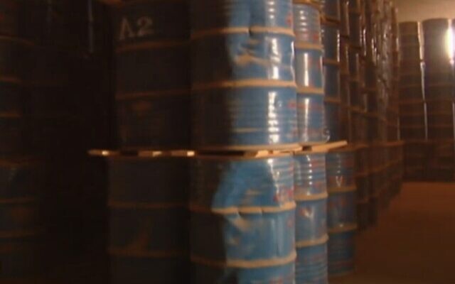 لقطة شاشة من فيديو يظهر براميل تحتوي على اليورانيوم الطبيعي في موقع بالقرب من سبها، ليبيا، 2012 (YouTube. Used in accordance with Clause 27a of the Copyright Law)
