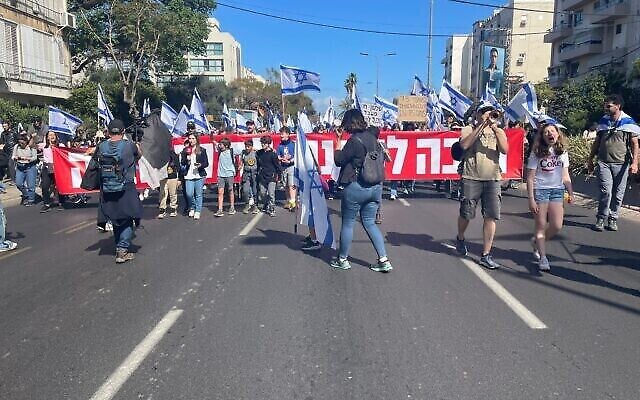 متظاهرون يغلقون شوارع تل أبيب خلال الاحتجاجات ضد الإصلاح القضائي، 9 مارس، 2023. (Courtesy)