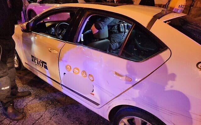 سيارة أجرة لسائق عربي تعرض لهجوم في 27 آذار 2023، في القدس من قبل متظاهرين من اليمين. (Israel Police)