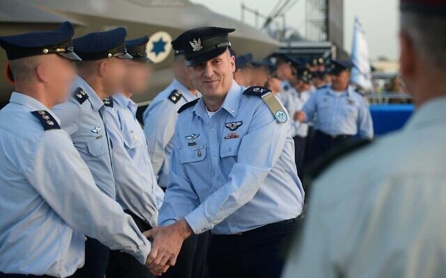 اللواء تومر بار، قائد سلاح الجو الإسرائيلي، في مراسم أقيمت في 4 أبريل، 2022.  (Israel Defense Forces)
