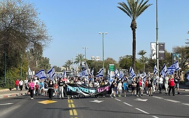 أولياء أمور  وطلاب يغلقون طريق نامير في تل أبيب خلال الاحتجاجات ضد الإصلاح القضائي، 1 مارس، 2023.  (Times of Israel)